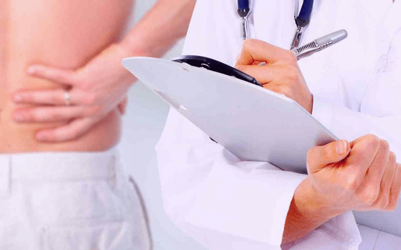 Dokter schreift d'Behandlung fir Schmerz am ënneschte Réck